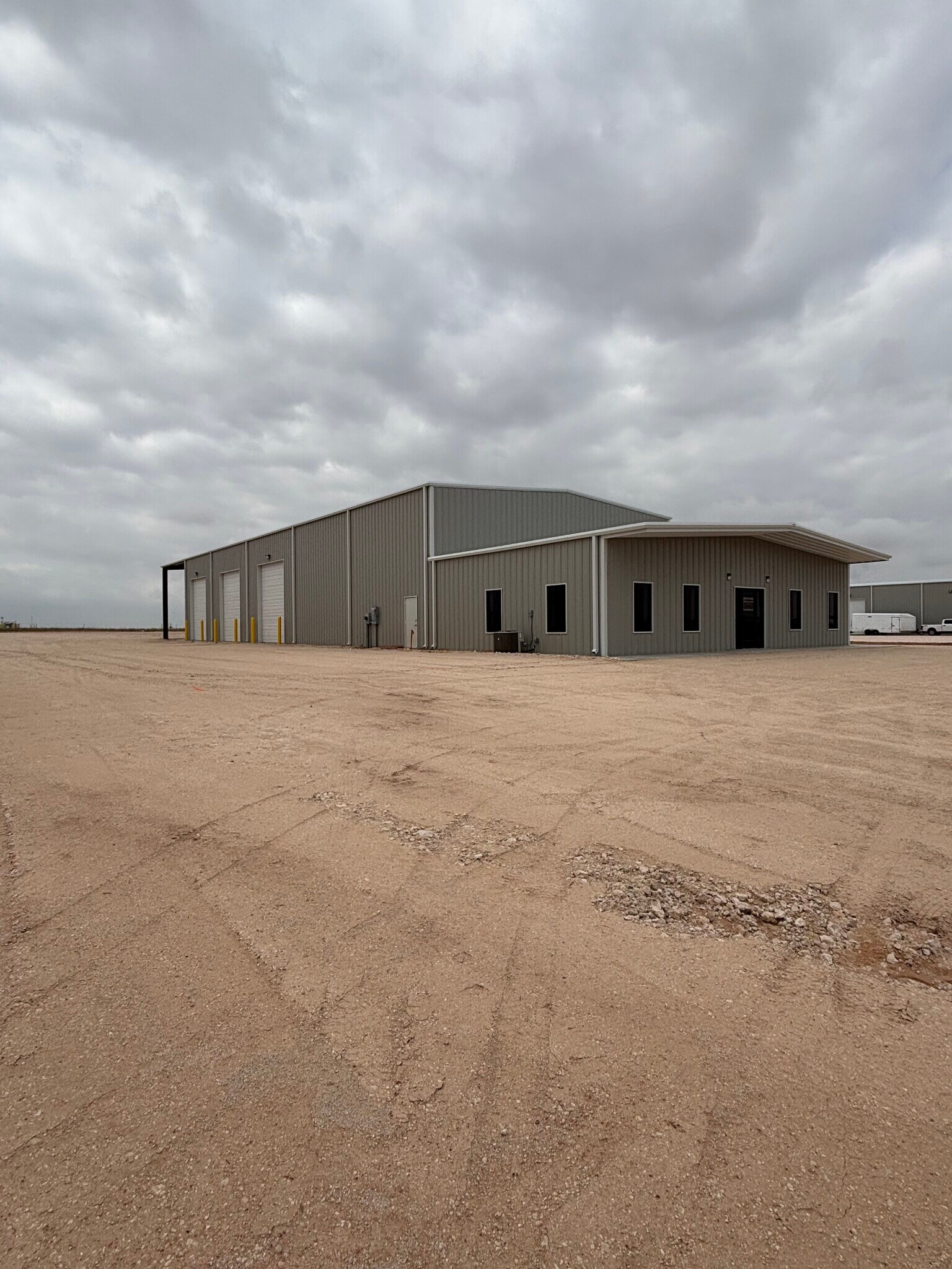 2408 E County Road 130, Midland, TX à louer Photo de l’immeuble– Image 1 sur 11