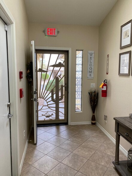 23026 W Gardenia Dr, Buckeye, AZ à vendre - Photo intérieure – Image 2 sur 56