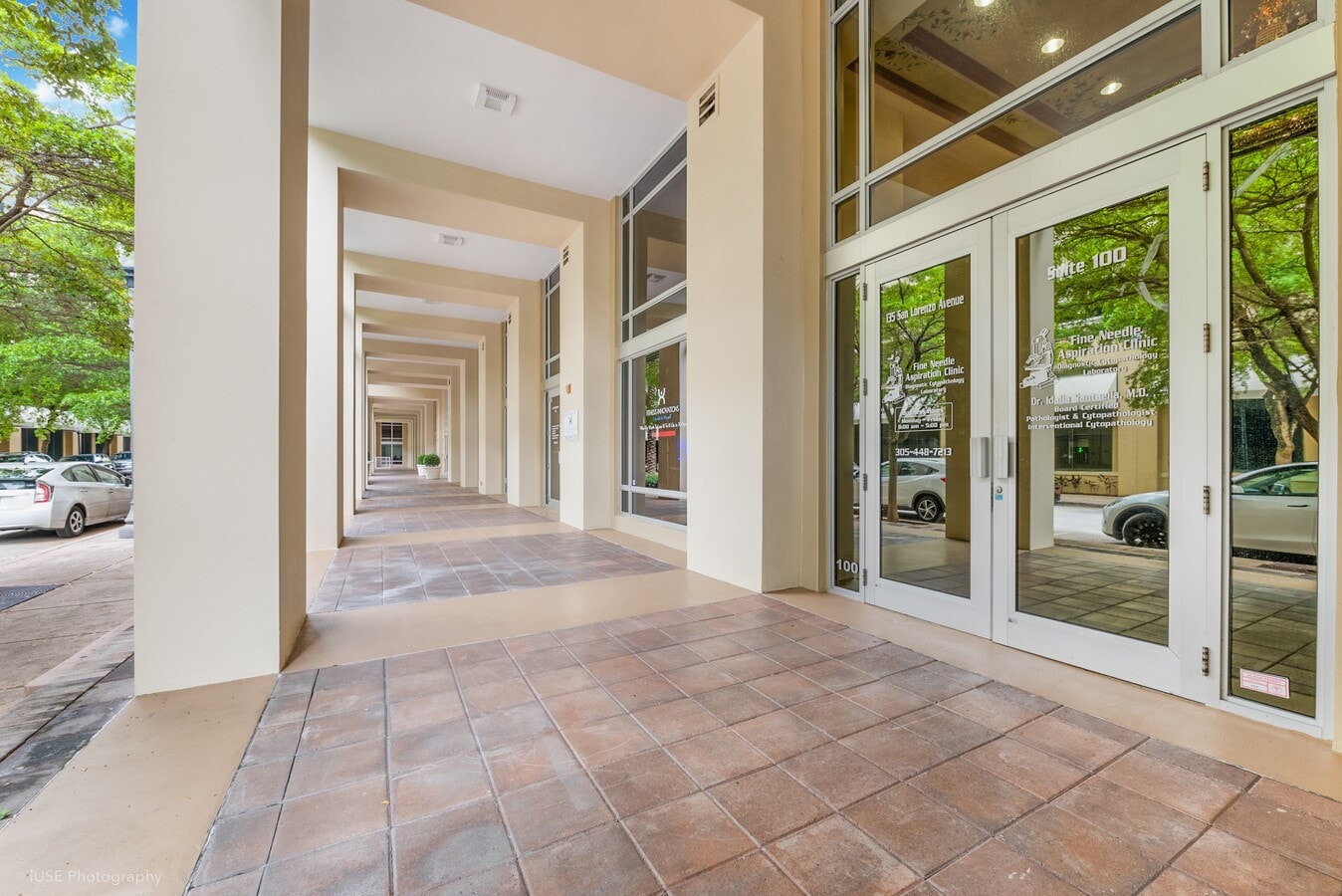 135 San Lorenzo Ave, Coral Gables, FL 33146 - Lot 100 - - Photo intérieure - Image 2 of 13