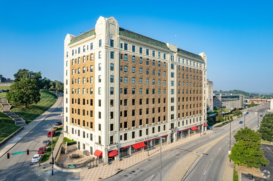 215 W Pershing Rd, Kansas City, MO à louer - Photo de l’immeuble – Image 2 sur 8