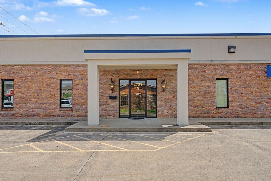 2737 E Jackson Blvd, Jackson, MO à louer - Photo de l’immeuble – Image 3 sur 13