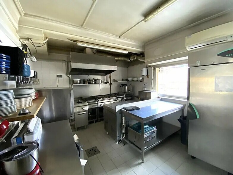 Local commercial dans Saint-Laurent-du-Var à vendre - Photo de l’immeuble – Image 2 sur 3