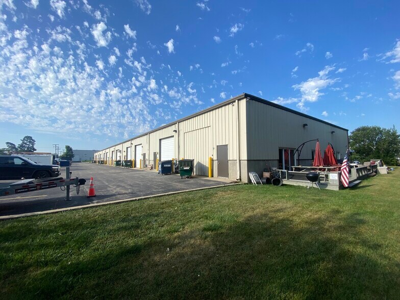 28144 W Industrial Ave, Lake Barrington, IL à louer - Photo de l’immeuble – Image 2 sur 6