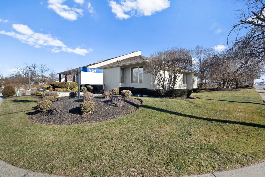 824 Old Country Rd, Plainview, NY à louer - Photo de l’immeuble – Image 3 sur 6