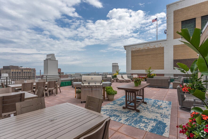 1118 Euclid Ave, Cleveland, OH à vendre - Photo de l’immeuble – Image 2 sur 23