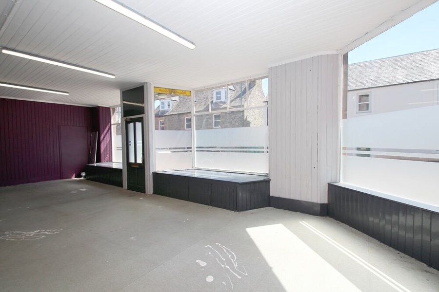 61 High St, Kingussie, HLD PH21 1HX - Lot 61 -  - Photo intérieure - Image 1 of 6