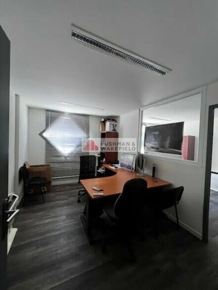 Local commercial dans Marguerittes à louer - Photo de l’immeuble – Image 3 sur 3