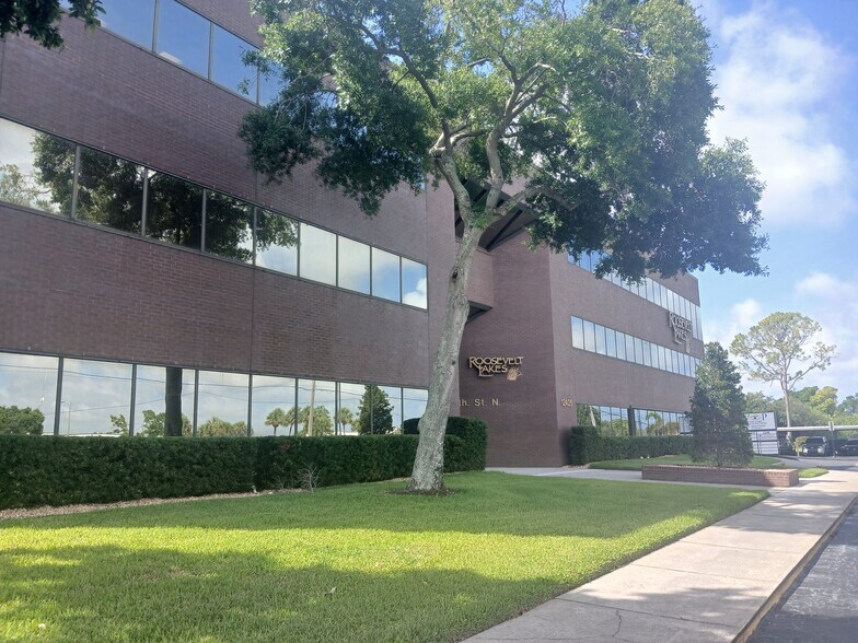 12425 28th St N, Saint Petersburg, FL à louer - Photo de l’immeuble – Image 3 sur 10