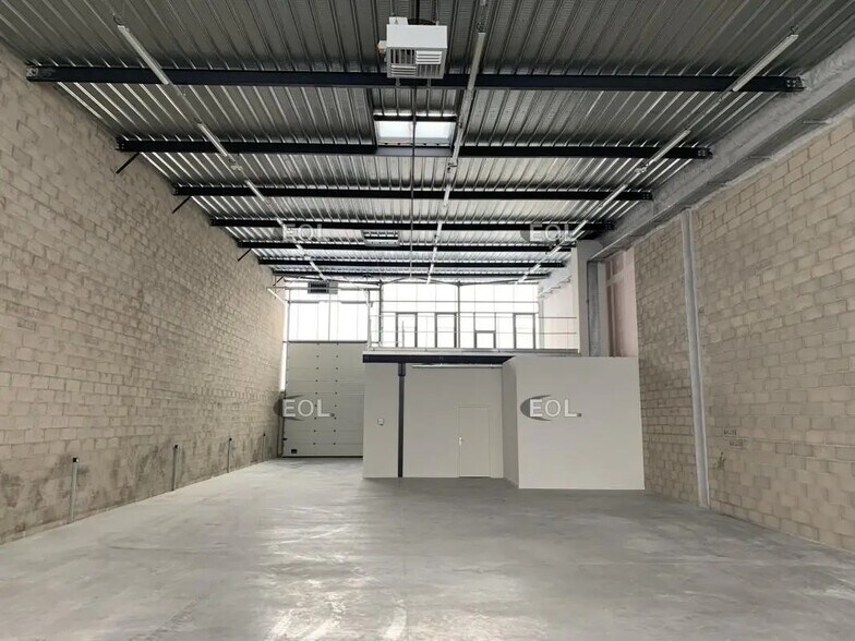 Local d’activités dans Le Coudray-Montceaux à louer - Photo de l’immeuble – Image 3 sur 5