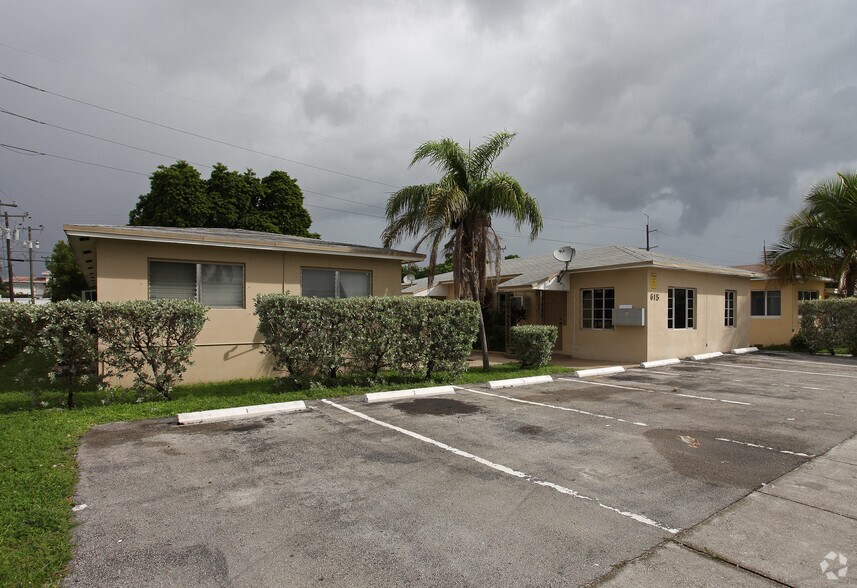 615 NE 7th St, Hallandale Beach, FL à vendre - Photo de l’immeuble – Image 3 sur 21