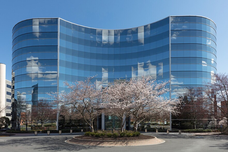 8609 Westwood Center Dr, Vienna, VA à louer - Photo de l’immeuble – Image 2 sur 21