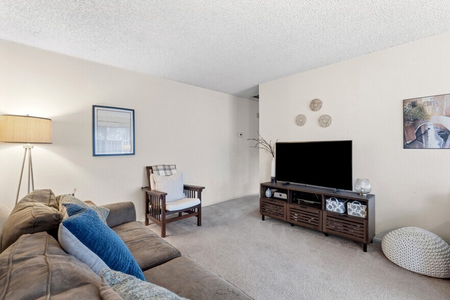 5746 Chesbro Ave, San Jose, CA à vendre - Photo de l’immeuble – Image 3 sur 15