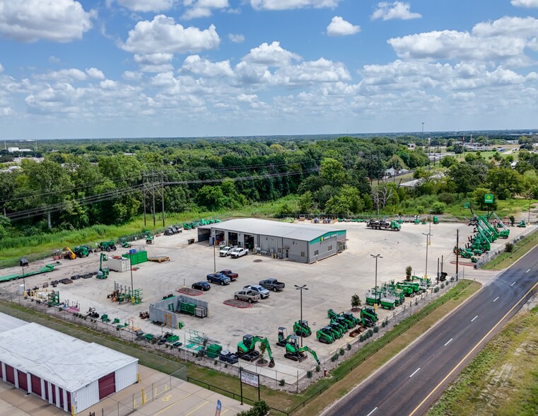 1740 N Earl Rudder Fwy, Bryan, TX à vendre - Photo de l’immeuble – Image 1 sur 6