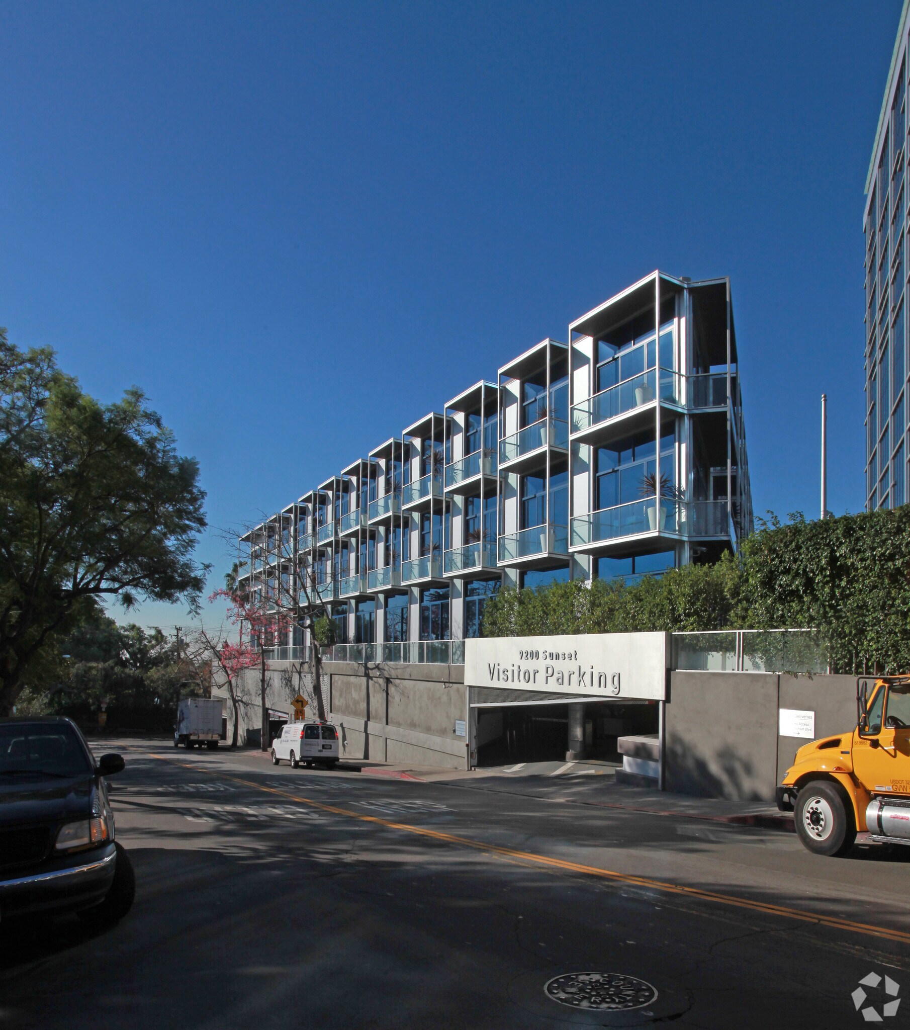 9220 W Sunset Blvd, West Hollywood, CA à louer Photo de l’immeuble– Image 1 sur 3