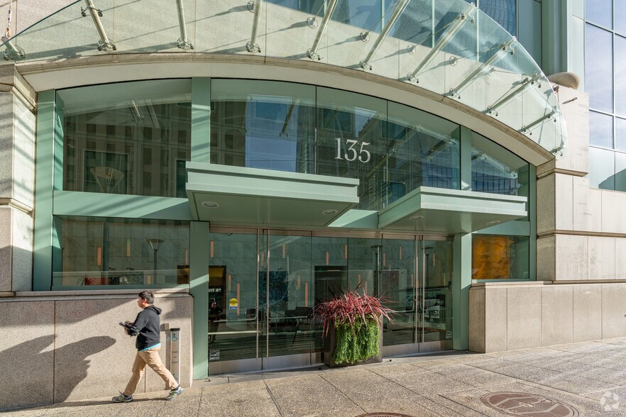 135 Main St, San Francisco, CA à louer - Photo de l’immeuble – Image 2 sur 12