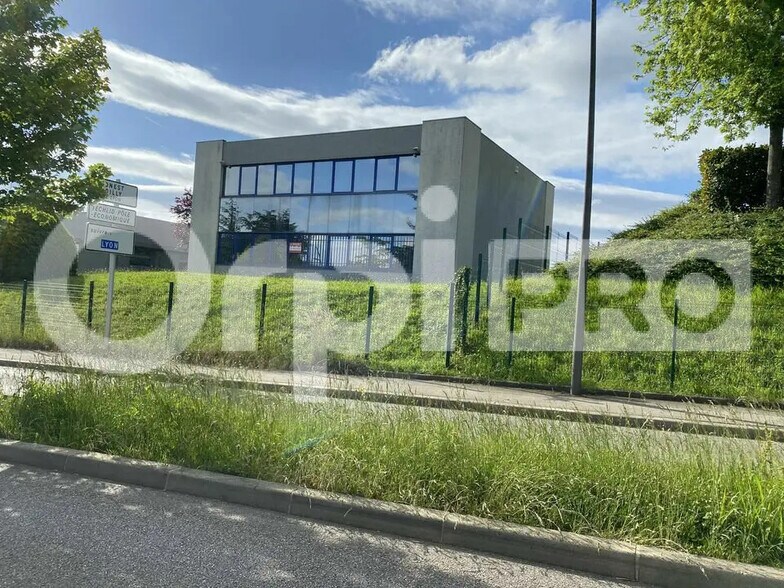 Bureau dans La Tour-de-Salvagny à vendre - Photo de l’immeuble – Image 1 sur 6