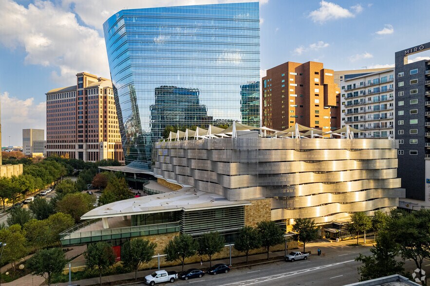 2021 McKinney Ave, Dallas, TX à louer - Photo de l’immeuble – Image 3 sur 7