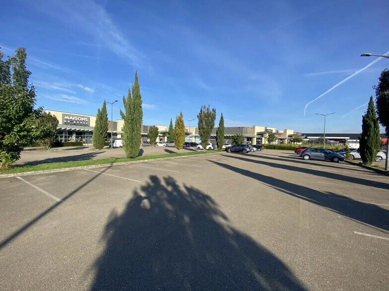 Plaine De Champbertrand, Sens à louer - Photo de l’immeuble – Image 2 sur 3