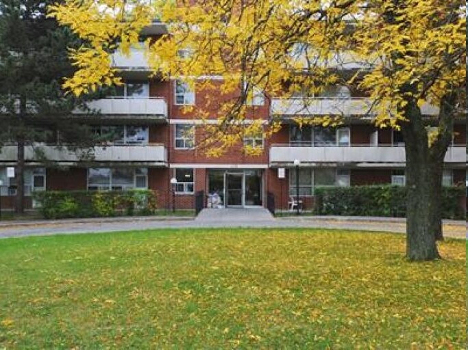 170 Sentinel Rd, Toronto, ON à vendre - Photo de l’immeuble – Image 3 sur 5