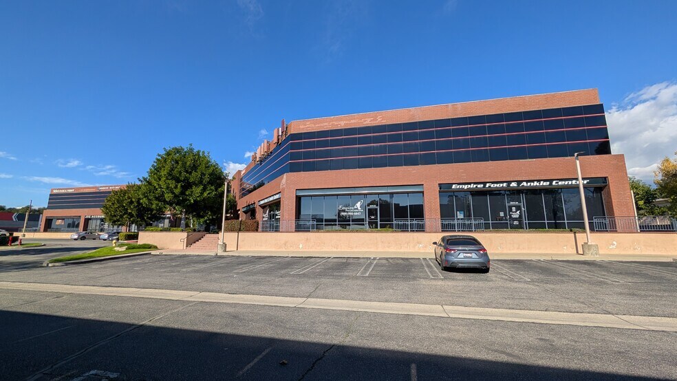 299 W Foothill Blvd, Upland, CA à louer - Photo de l’immeuble – Image 3 sur 13