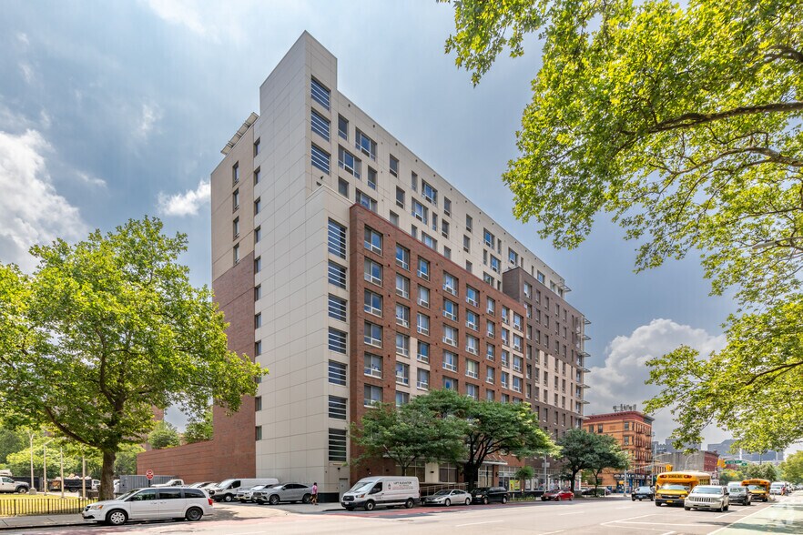411 E 120th St, New York, NY à louer - Photo de l’immeuble – Image 2 sur 5