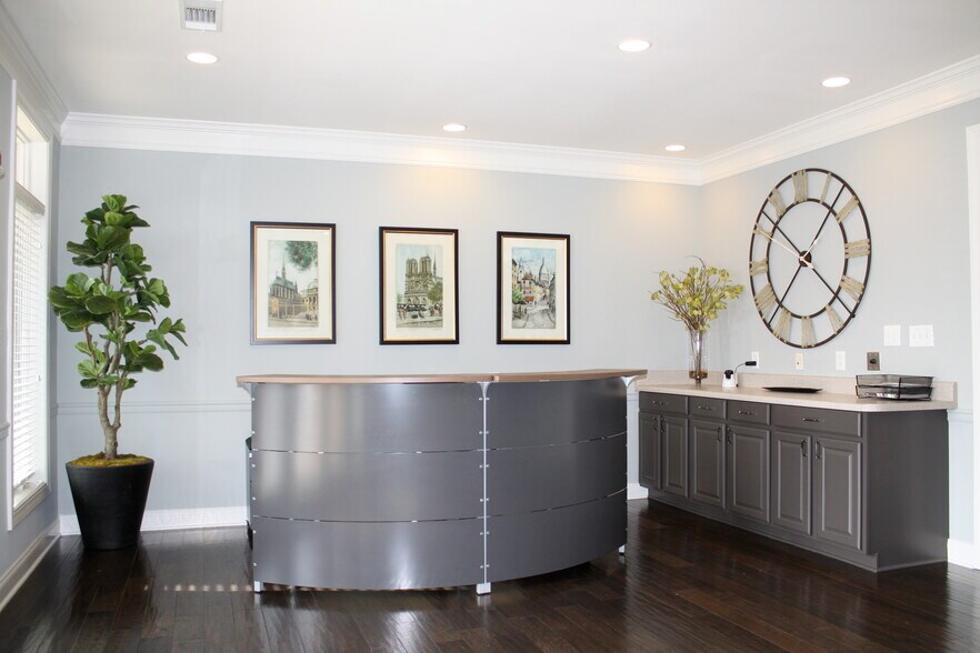 599 W Crossville Rd, Roswell, GA à louer - Hall d’entrée – Image 3 sur 11