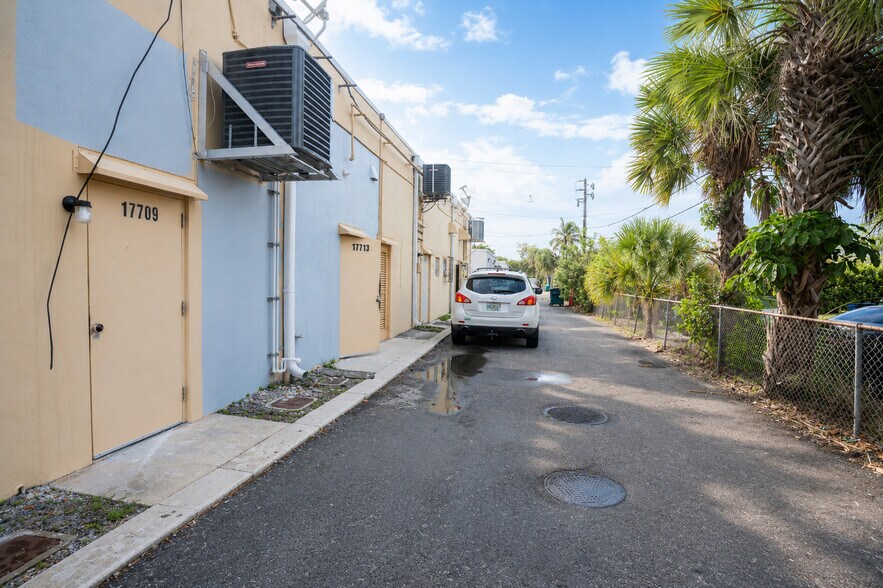 17601 NW 78th Ave, Hialeah, FL à louer - Photo de l’immeuble – Image 3 sur 5