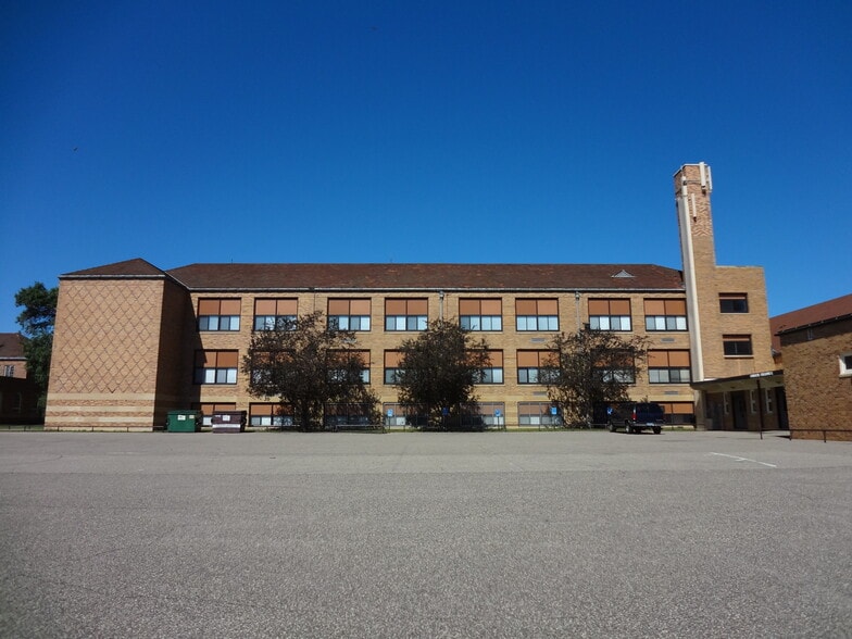 5140 Fremont Ave N, Brooklyn Center, MN à louer - Photo de l’immeuble – Image 1 sur 4