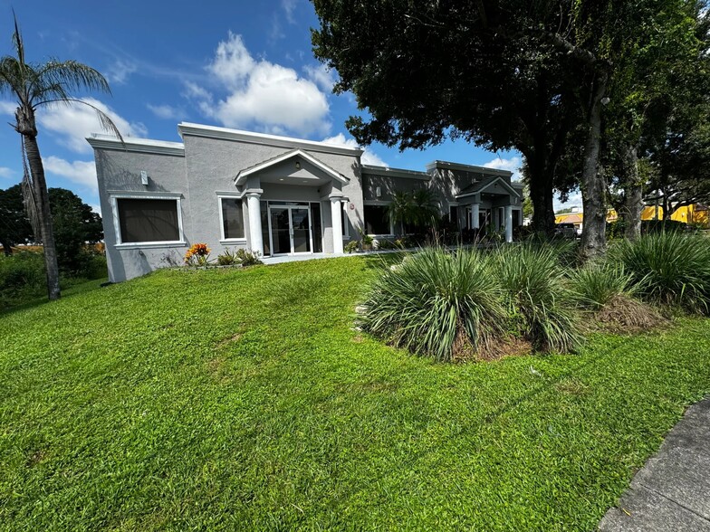 3226 N Falkenburg Rd, Tampa, FL à vendre - Photo de l’immeuble – Image 2 sur 20