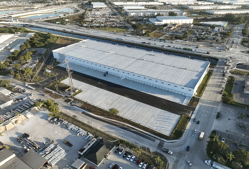 10900 NW 128th Street, Medley, FL à louer - Photo de l’immeuble – Image 3 sur 4