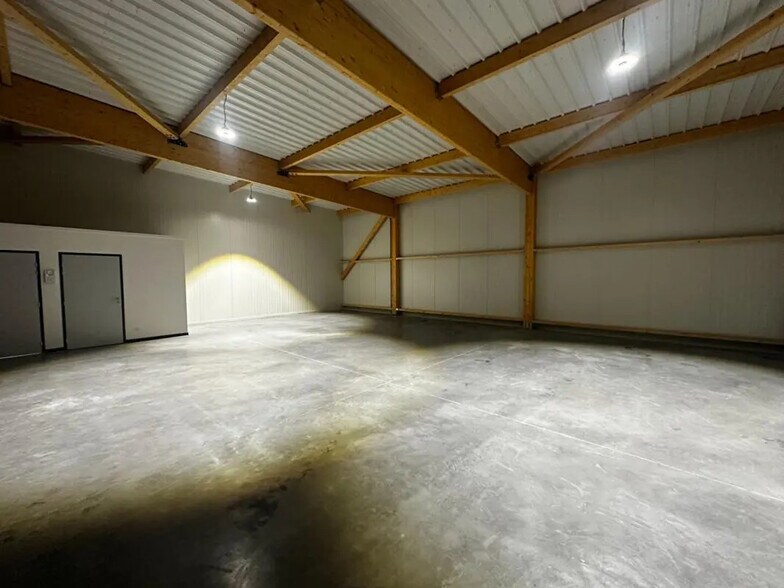 Local d’activités dans Saint-Jean-de-la-Neuville à louer - Photo de l’immeuble – Image 3 sur 10