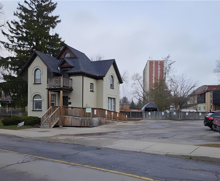 100 Lancaster St E, Kitchener, ON à louer - Photo de l’immeuble – Image 2 sur 3