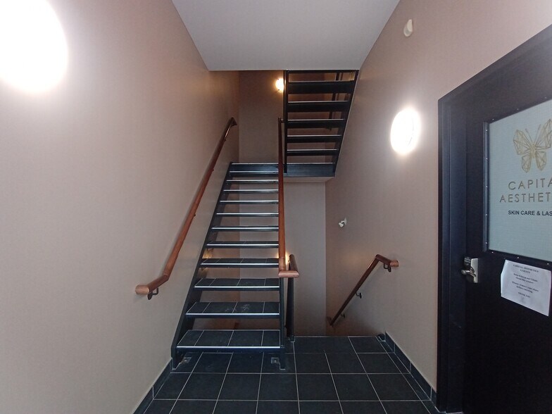 300 Terry Fox Dr, Ottawa, ON à vendre - Photo de l’immeuble – Image 2 sur 33