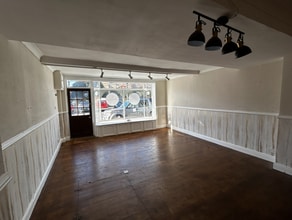 151-152C High St, Royal Wootton Bassett à louer Photo intérieure– Image 1 sur 4