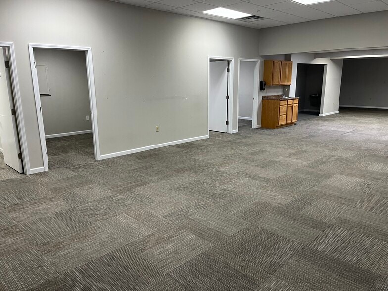 604 Old Liverpool Rd, Liverpool, NY à louer - Photo de l’immeuble – Image 1 sur 11