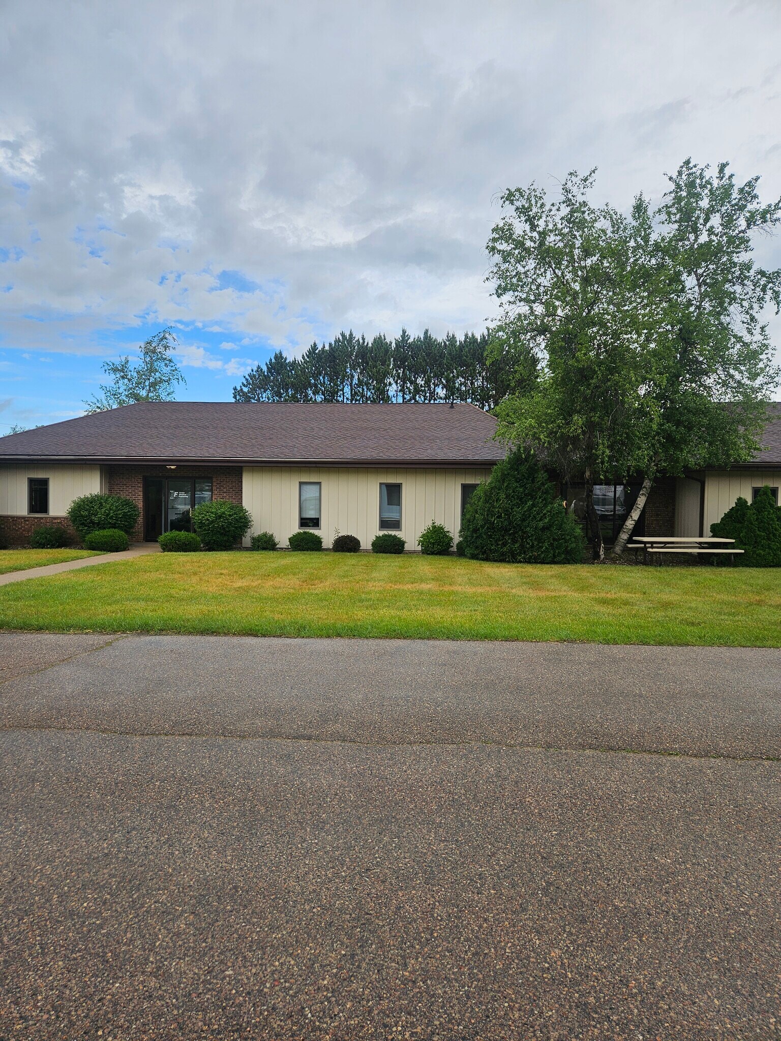 550 N Burr Oak Ave, Oregon, WI à louer Photo de l’immeuble– Image 1 sur 10