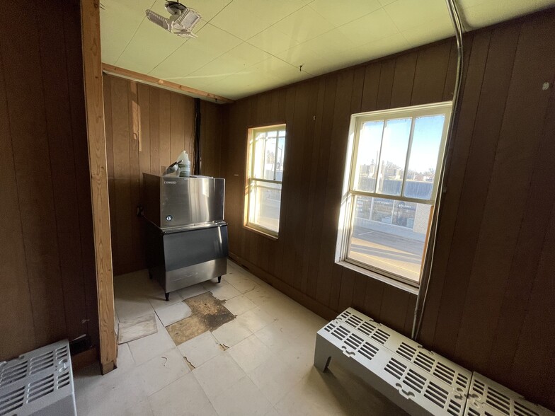 131 2 St W, Brooks, AB à vendre - Photo de l’immeuble – Image 3 sur 15