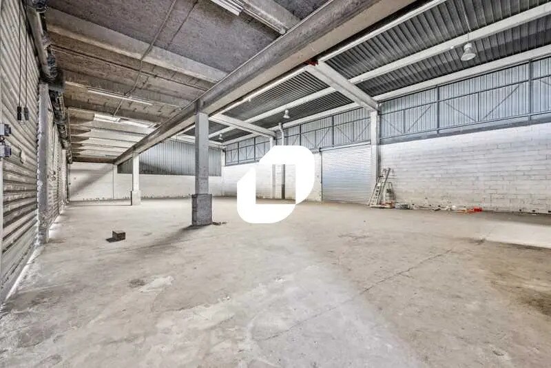 Local d’activités dans Aulnay-sous-Bois à louer - Photo de l’immeuble – Image 1 sur 26