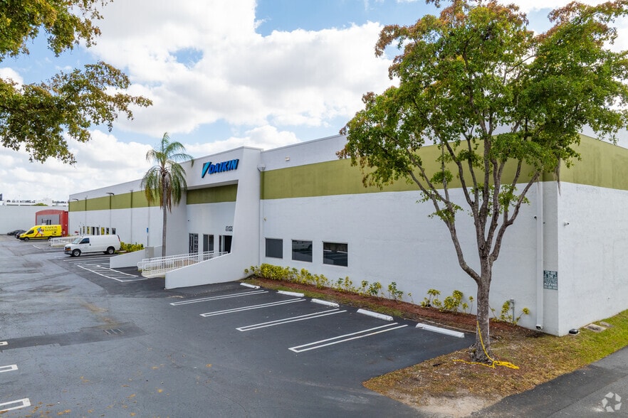 1400 NW 88th Ave, Doral, FL à louer - Photo de l’immeuble – Image 2 sur 6