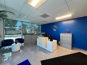 7525 N Lockheed Dr, Burbank, CA à louer Photo intérieure– Image 2 sur 6