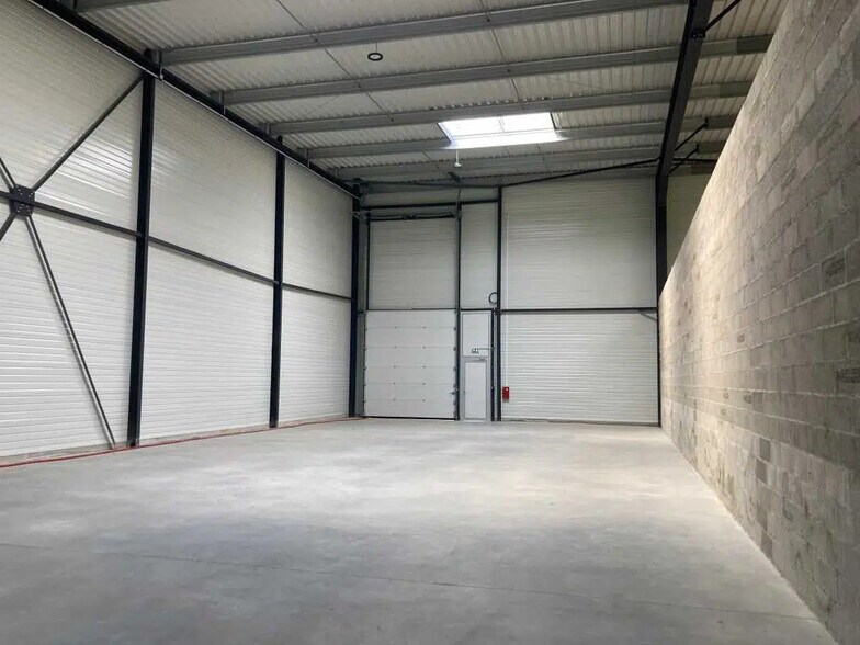 Local d'activités dans Villebon-sur-Yvette à vendre - Photo de l’immeuble – Image 3 sur 13