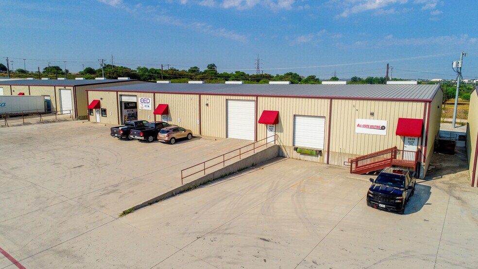 3943 S Interstate 35, New Braunfels, TX à louer - Photo principale – Image 1 sur 11