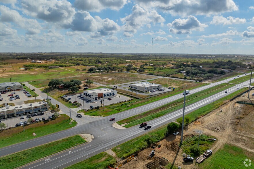 208 Live Oak Way, Floresville, TX à vendre - Photo de l’immeuble – Image 3 sur 21