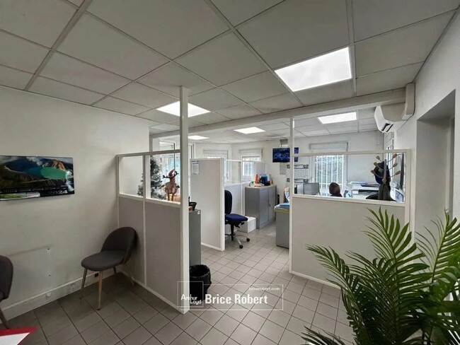 Plus de détails pour Local d’activités à vendre