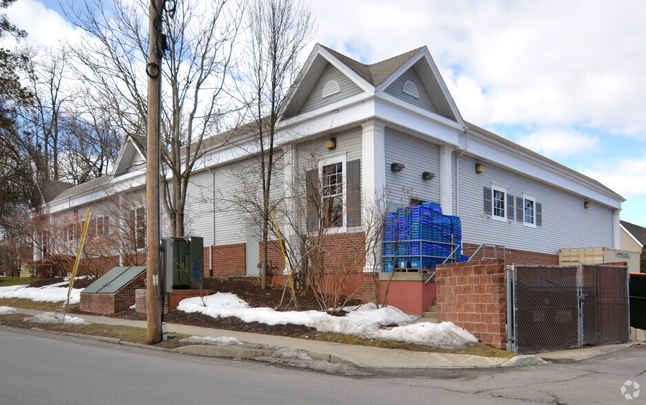 238 Hooker Ave, Poughkeepsie, NY à louer - Photo de l’immeuble – Image 2 sur 3