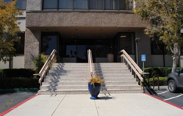 1190 S Victoria Ave, Ventura, CA à louer - Photo de l’immeuble – Image 2 sur 2