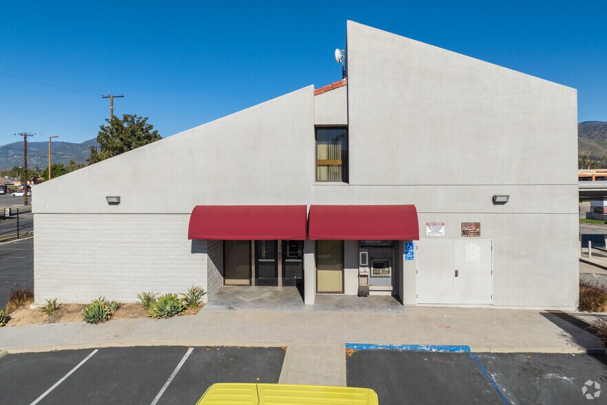 1555 E Highland Ave, San Bernardino, CA à louer - Photo de l’immeuble – Image 2 sur 4