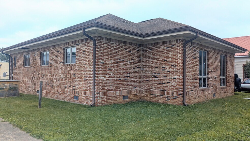101 Cross St, Waveland, IN à vendre - Photo de l’immeuble – Image 3 sur 15