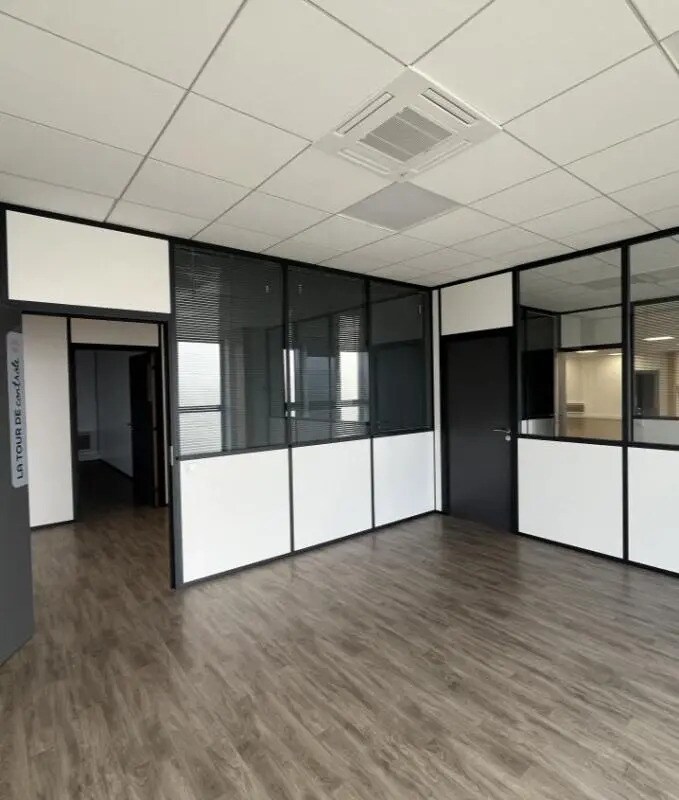 Local d’activités dans Brie-Comte-Robert à louer Photo de l’immeuble– Image 1 sur 2