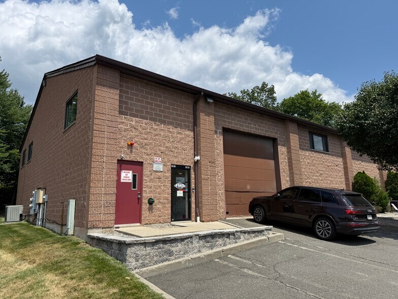 351 Spook Rock Rd, Suffern, NY à louer - Photo de l’immeuble – Image 1 sur 5
